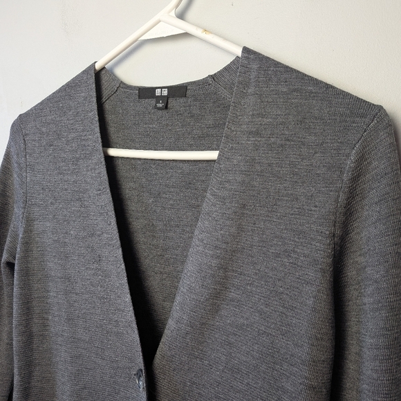 UNIQLO Women Gray Cardigan Size Small  Long Sleeves 2 Front Pockets 44% Wool - Picture 2 of 10